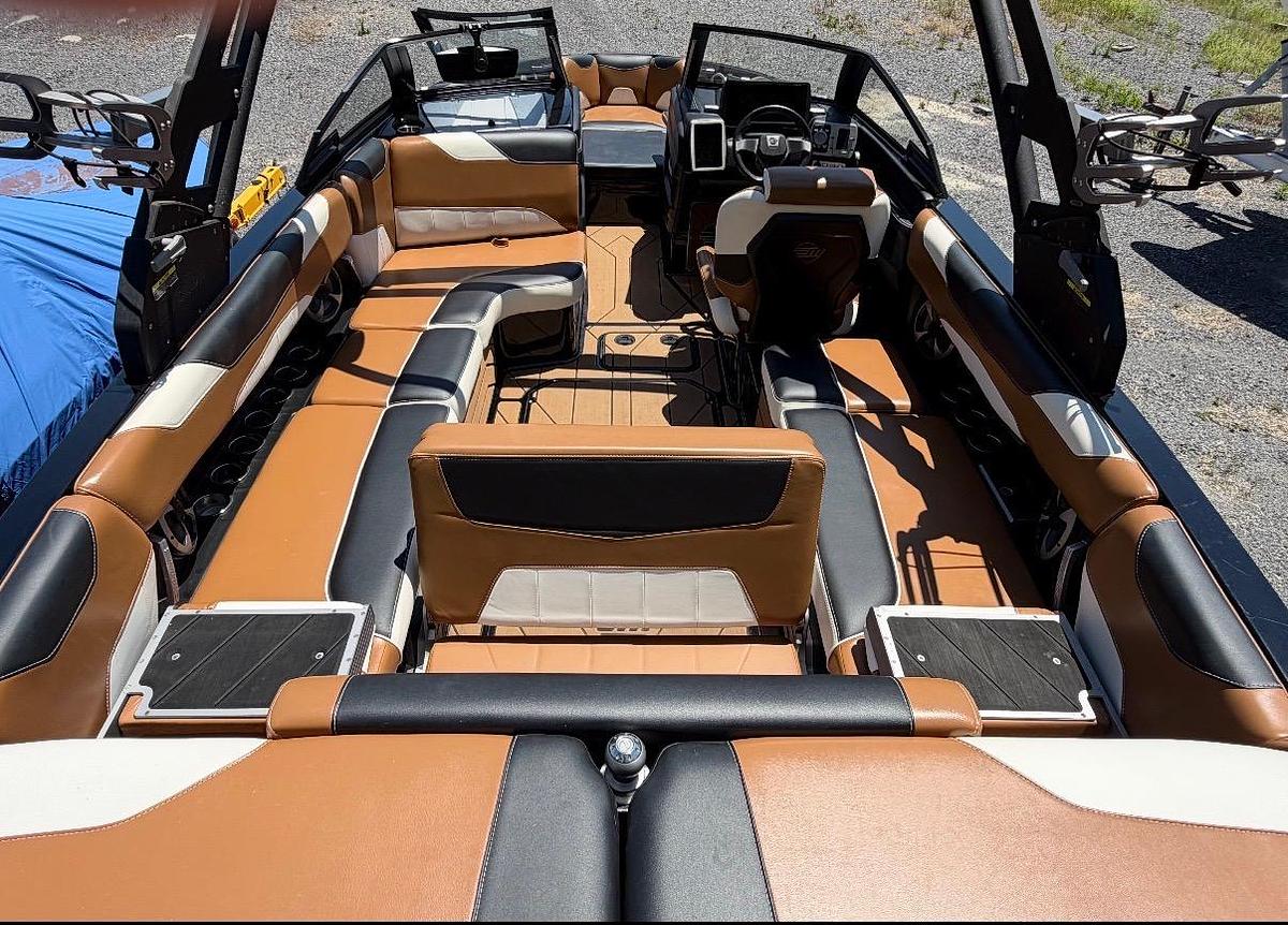 Used 2020 Malibu Wakesetter 23LSV