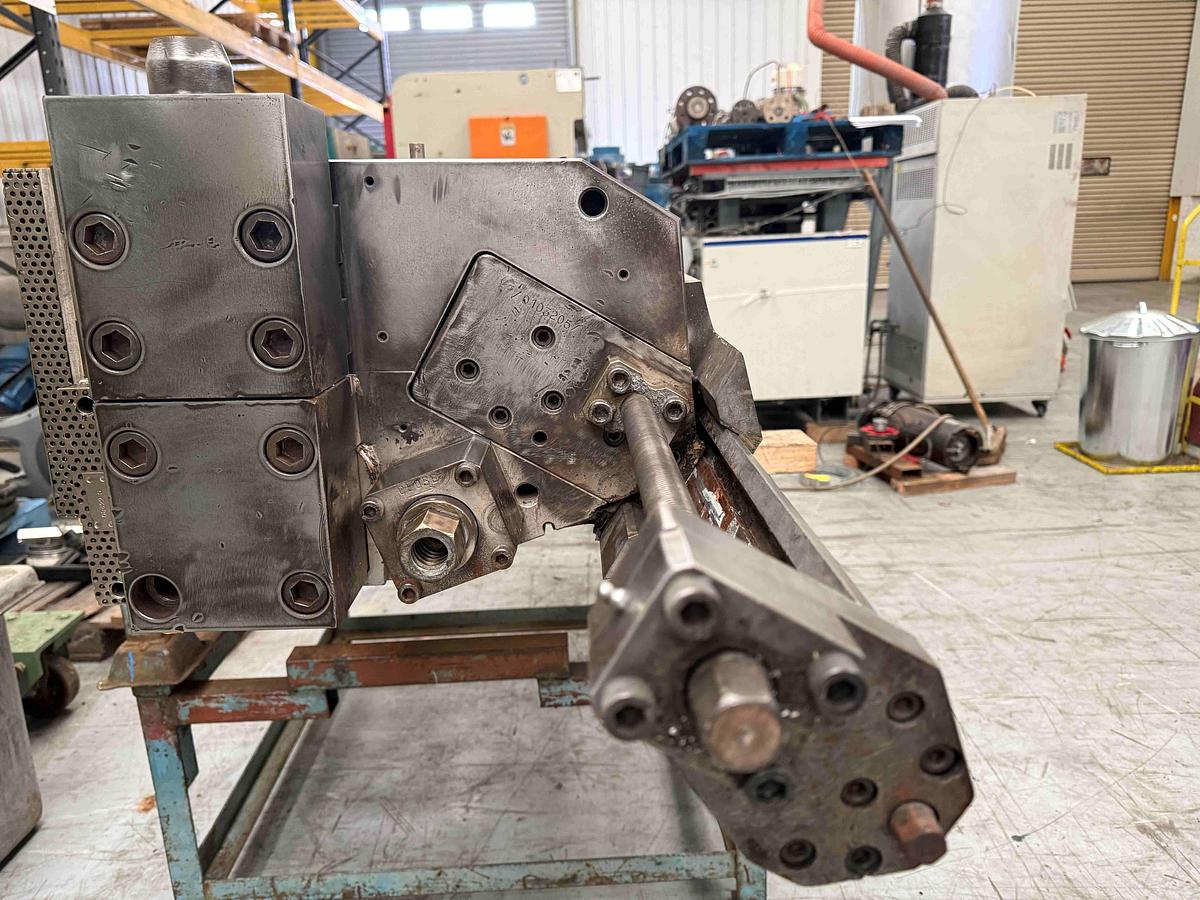 Used 1850mm wide Simplas flex lip sheet die with fastgap bottom lip and adjustable decals. 0.8-13mm die gap. Rectangular feed. 2021