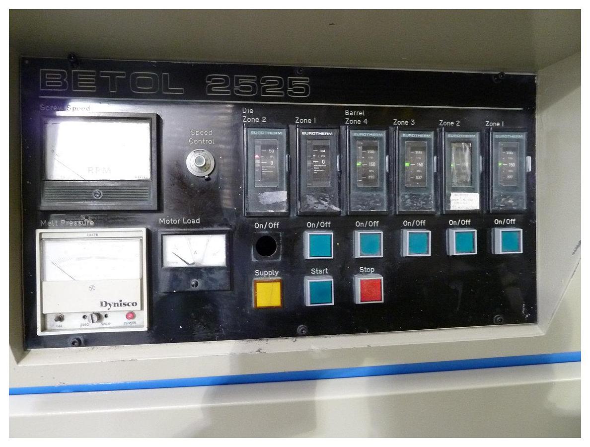 Used 25mm Betol single screw extruder with blown film die head. Model 2525. 3kw dc motor and drive. 4 zone barrel. 2 zone die head. Screw and throat cooling.