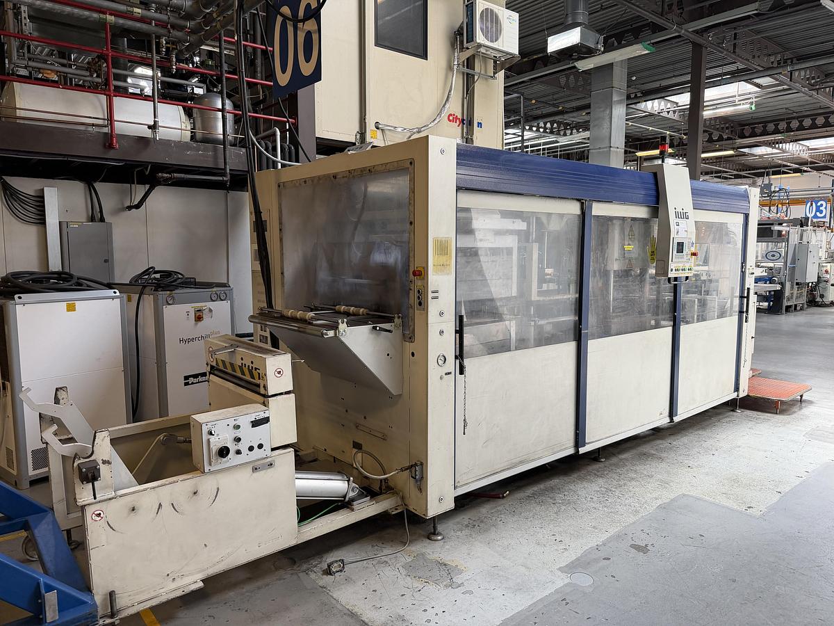 Used 500mm x 350mm Illig Model RD53 pressure forming machine 2004 with unwind and stacker 