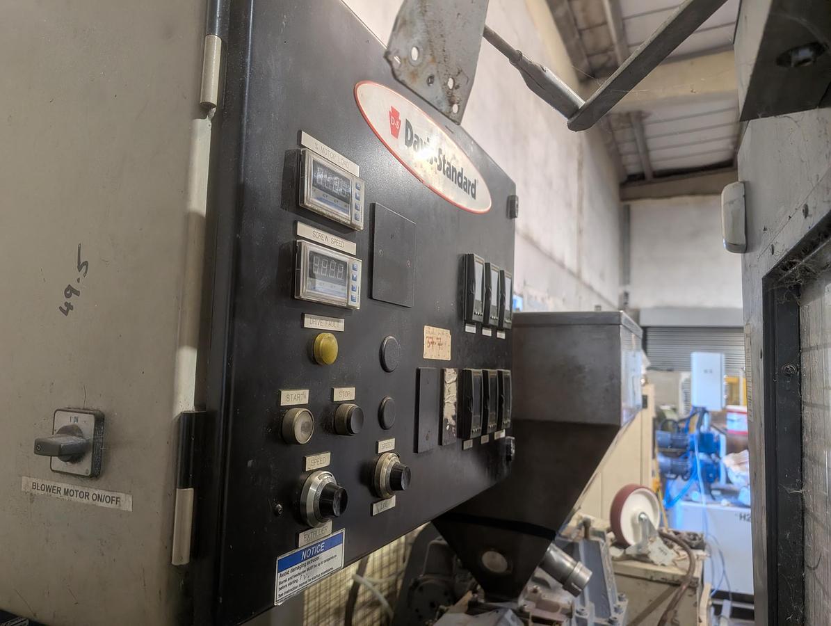 Used 50mm Davis Standard single screw extruder model EB200. 26kw motor. 17.5:1 gearbox ratio 2007