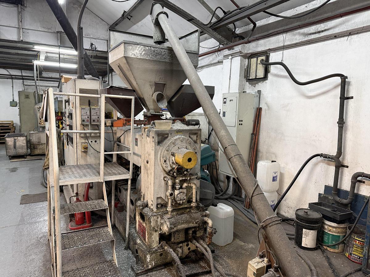 Used 1050mm  Welex Bandera sheet extrusion line. 90mm Welex extruder, vented 30D with gear pump. Flex die. 1050mm Bandera calender, haul off winder. 2000