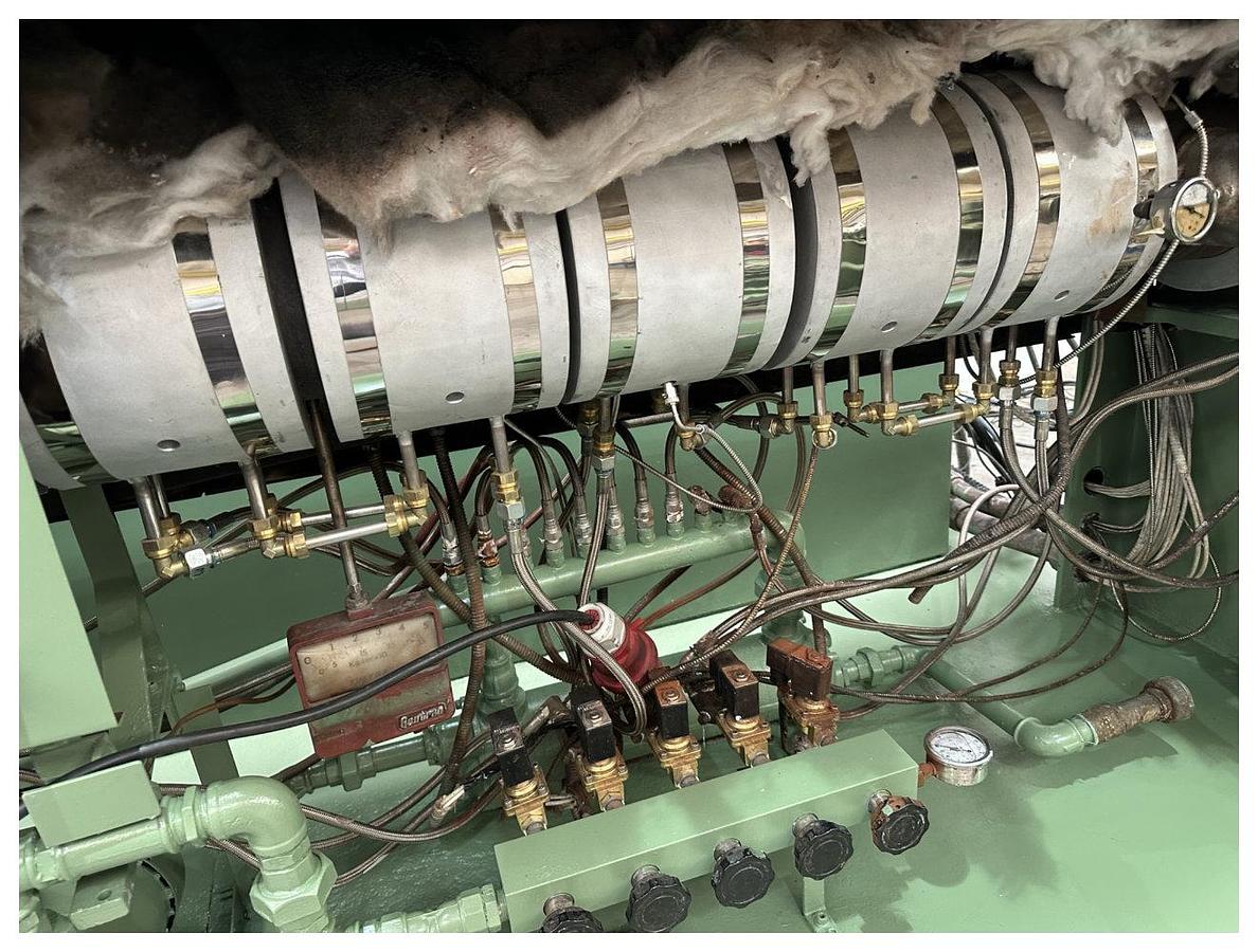 Used 120mm Welex single screw extruder 30/1D Electrically heated and watrer cooled. 225kw dc motor. 190rpm screw speed. Hydraulic screen changer, gear pump.