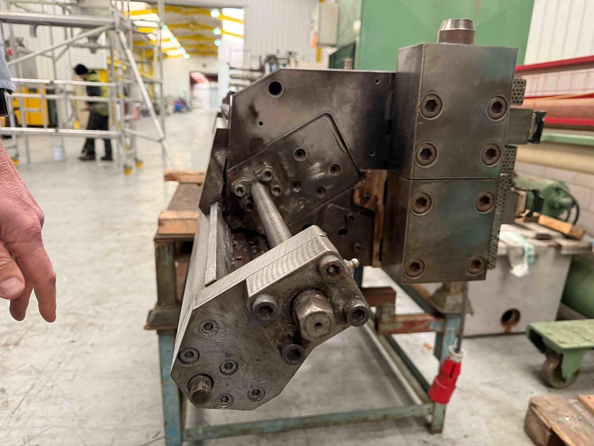 Used 1850mm wide Simplas flex lip sheet die with fastgap bottom lip and adjustable decals. 0.8-13mm die gap. Rectangular feed. 2021