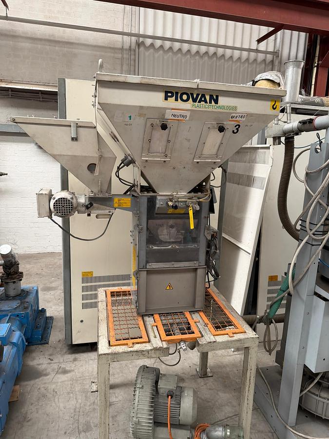 Used Piovan model MDW 250/41 Gravimetric blender. Side feeder. Year 2000