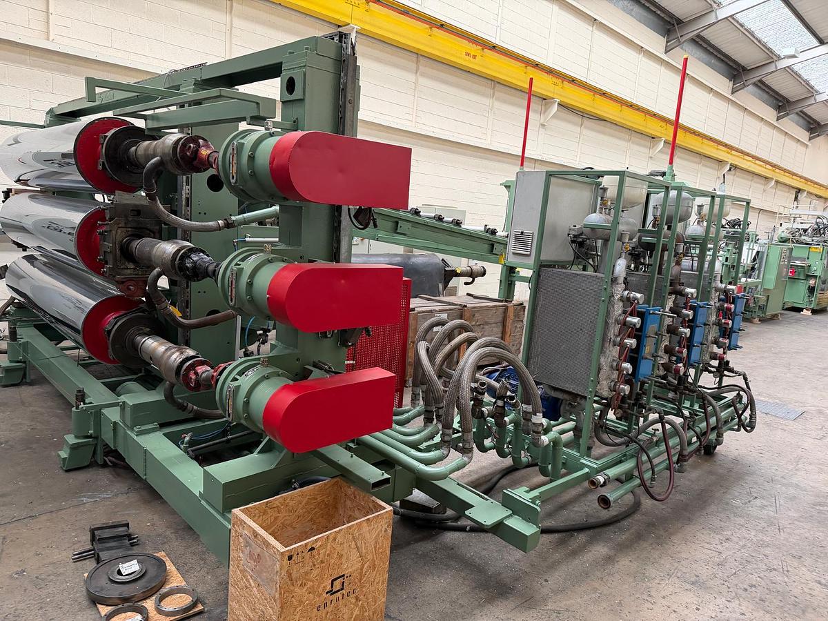 Used 2400mm Reifenhauser coextrusion sheet extrusion. 175mm Erwepa extruder, 90mm coextruder gear pump, Feedblock 2400mm die, 2400mm x 500mm rolls haul off in line knives.
