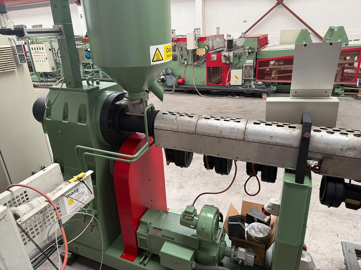 Used 60mm Kuhne single screw extruder with 37kw dc motor and drive with temperature control panel. 1985