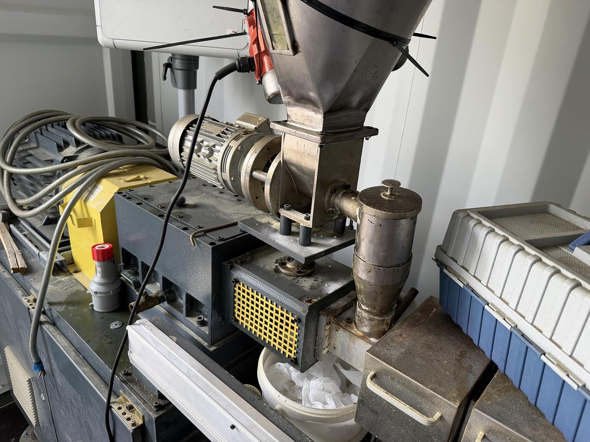Used 20mm Useon twin screw lab pelletising line with water bath, air knife and pelletiser 2017