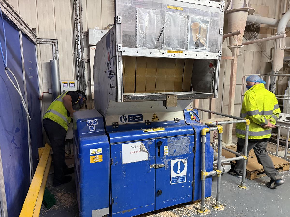 Used 900mm wide Dega granulator model DGN 409-30 30kw motor with 3 blade rotor. Sound proofed. Fan and cyclone 2015