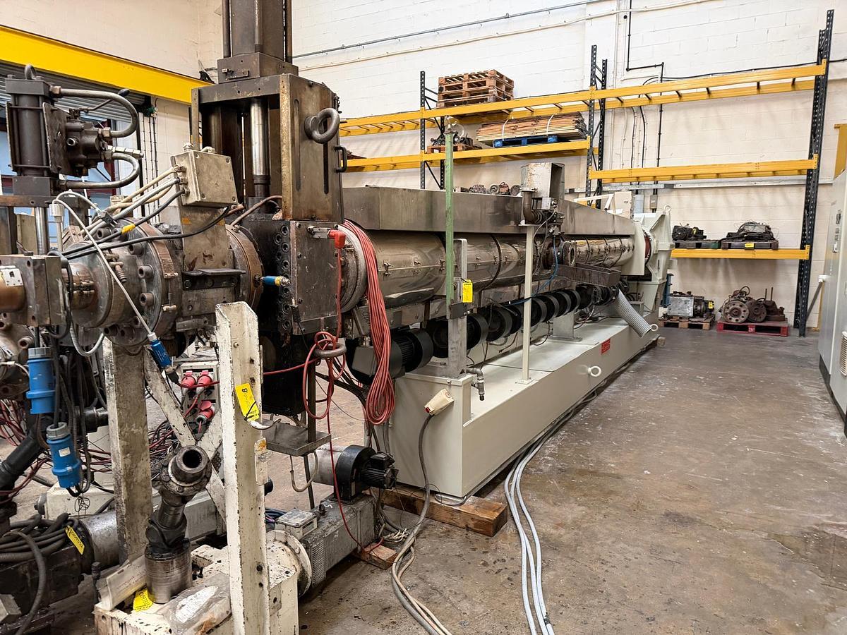 Used 2400mm Reifenhauser coextrusion sheet extrusion. 175mm Erwepa extruder, 90mm coextruder gear pump, Feedblock 2400mm die, 2400mm x 500mm rolls haul off in line knives.