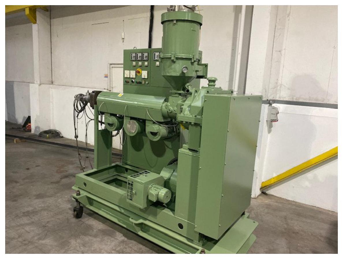 Used 50mm Kaufmann/STMP single screw extruder. 20hp dc motor. Fan cooled. Circa 25:1