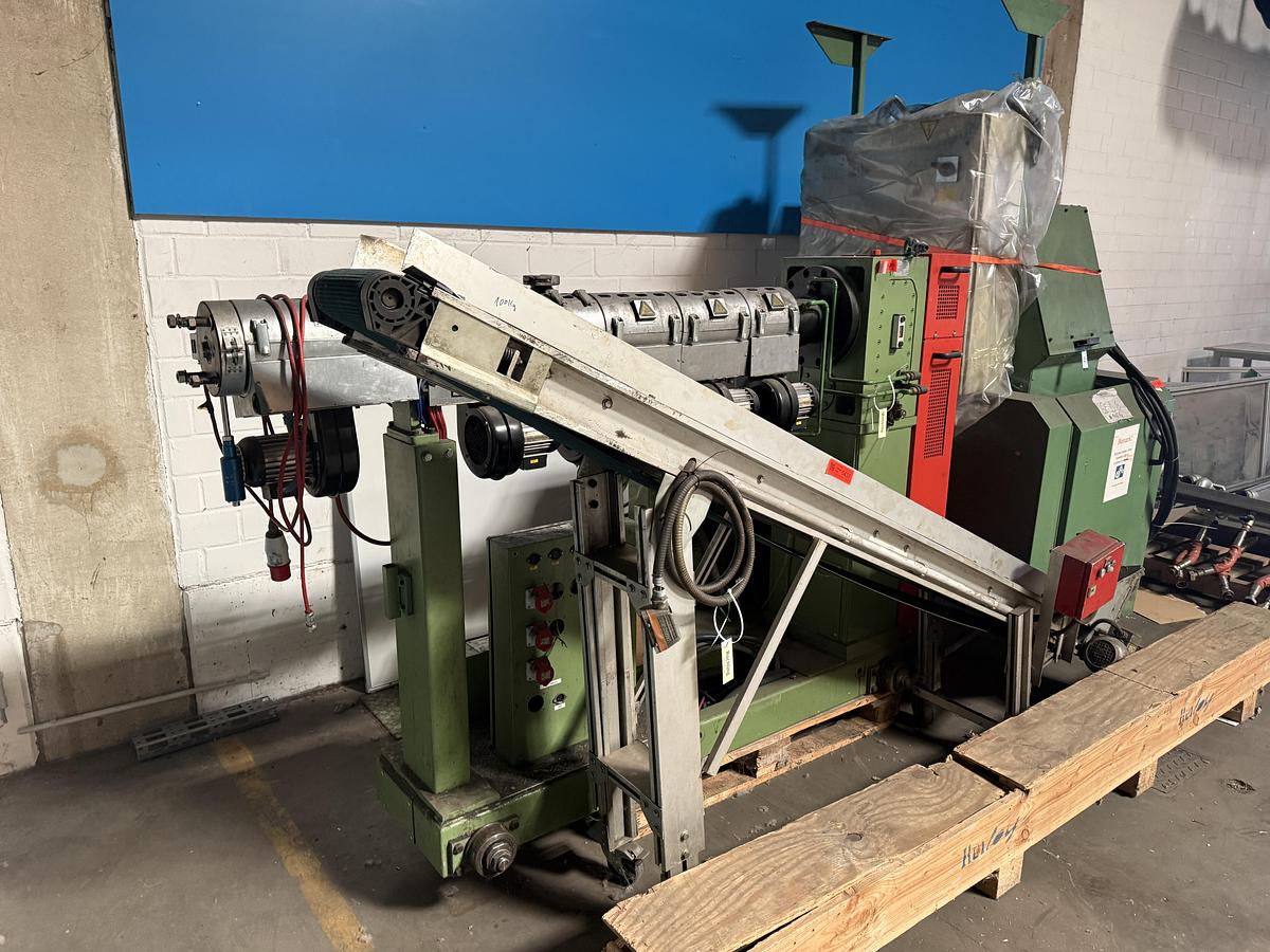 Used 45mm Kuhne single screw extruder model K45E-33D with 5.91:1 gearbox. Electrically heated, fan cooled barrel1999