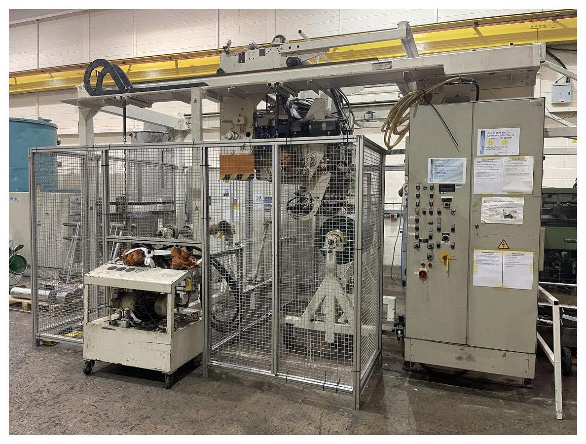 Used 1000mm wide Maier 2 station auto splice winder with overhead frame. Model WMN 24-M1-1000-F-T3 Max diameter 1000mm. Accumulator. 1991