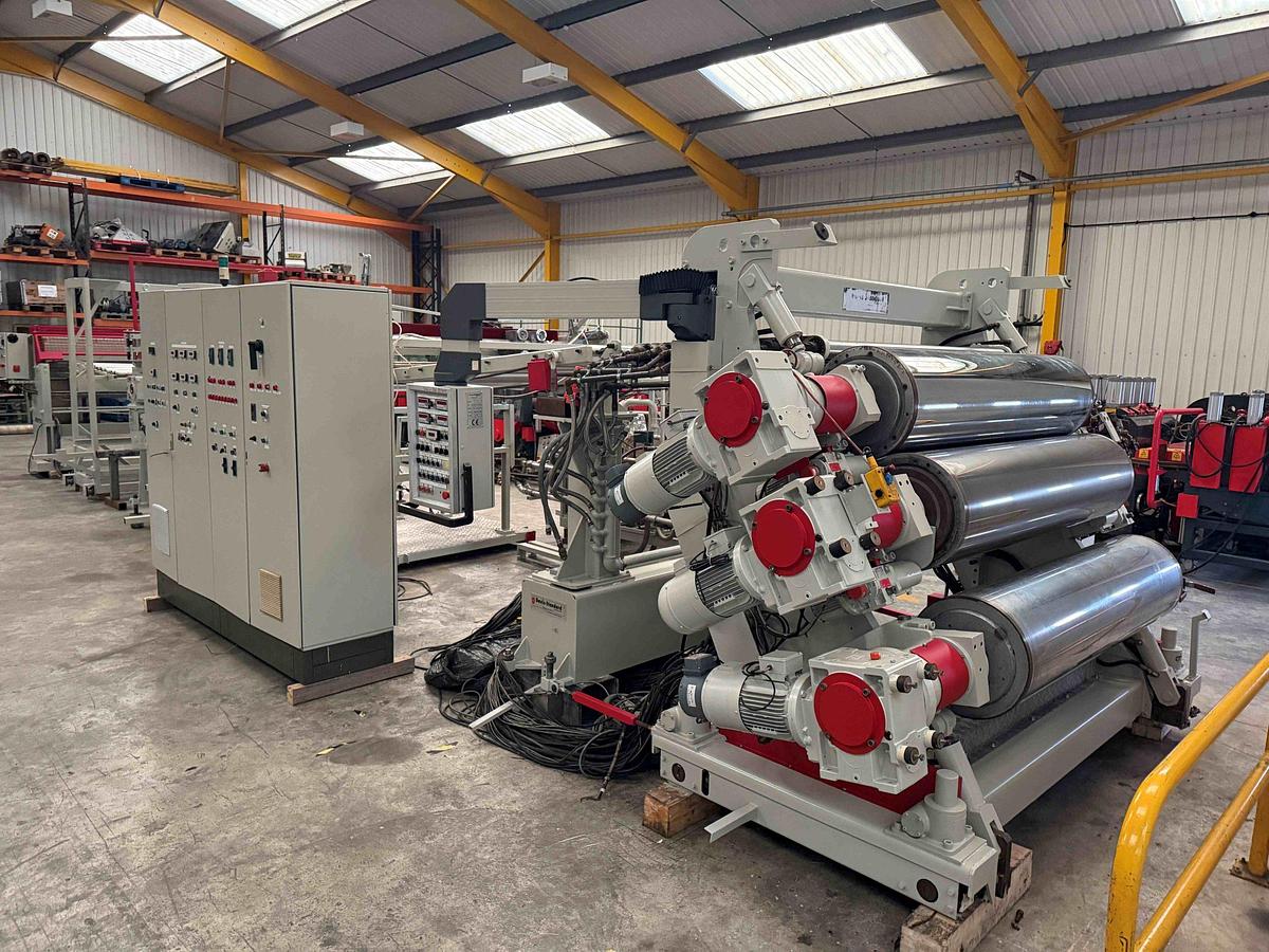 Used 1850mm wide Davis Standard Sheet Downstream with 450mm diameter rolls inclined, independent drives. Pump group hydraulic nip, haul off guillotine. 1997