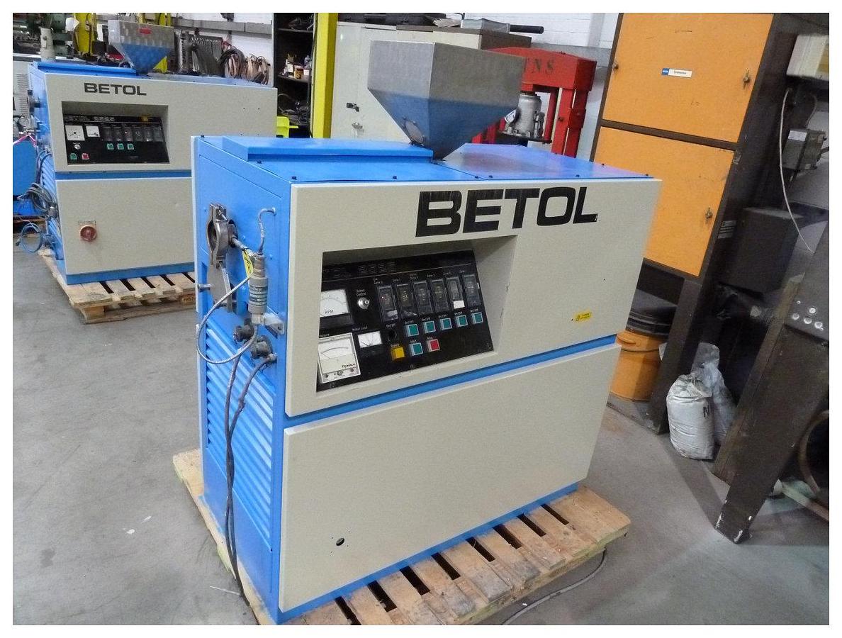 Used 25mm Betol single screw extruder with blown film die head. Model 2525. 3kw dc motor and drive. 4 zone barrel. 2 zone die head. Screw and throat cooling.
