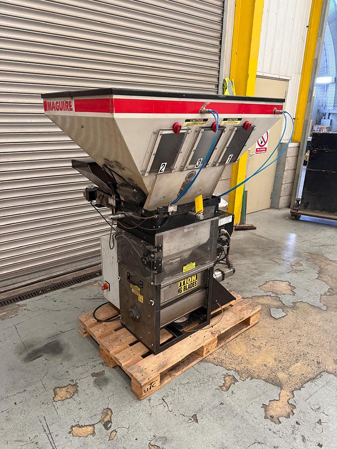 Used 4 component Maguire model WSB 940 gravimetric blender with hopper loaders, and dust collection.