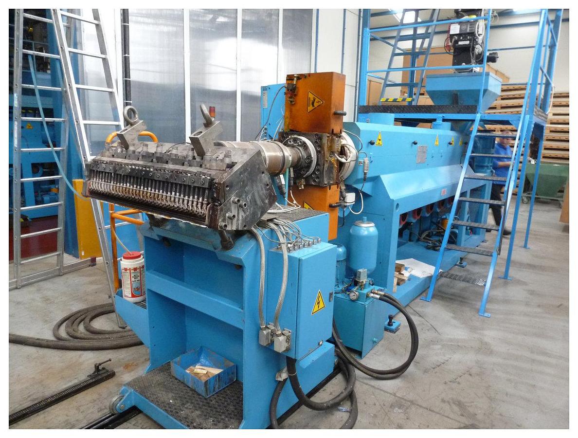 Used 1000mm Union 3 roll polishing stack with 250x350x350mm rolls. Model TAV1000.   1000mm wide close coupled 2 roll haul off Sella 3 zone pump group