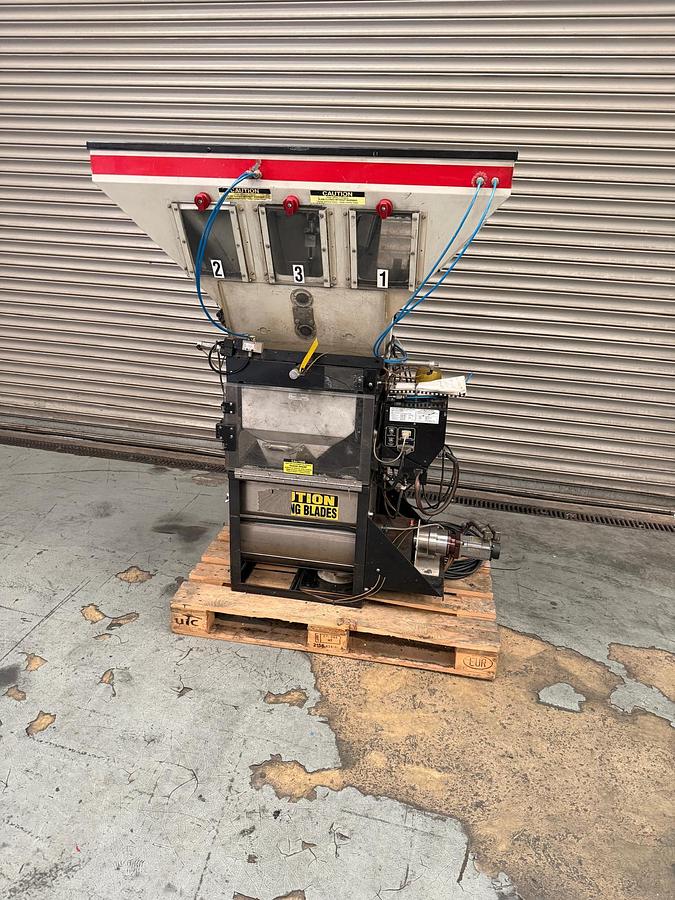 Used 4 component Maguire model WSB 940 gravimetric blender with hopper loaders, and dust collection.