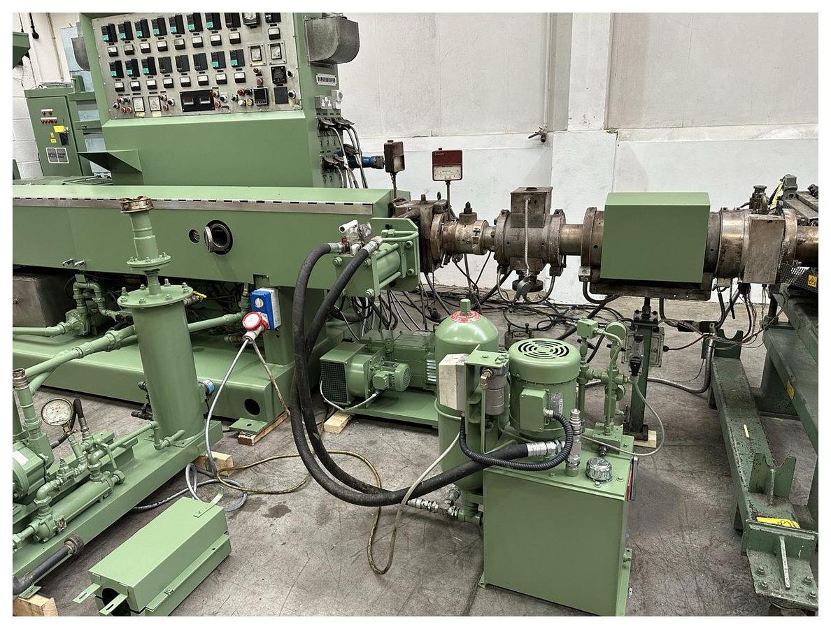 Used 120mm Welex single screw extruder 30/1D Electrically heated and watrer cooled. 225kw dc motor. 190rpm screw speed. Hydraulic screen changer, gear pump.