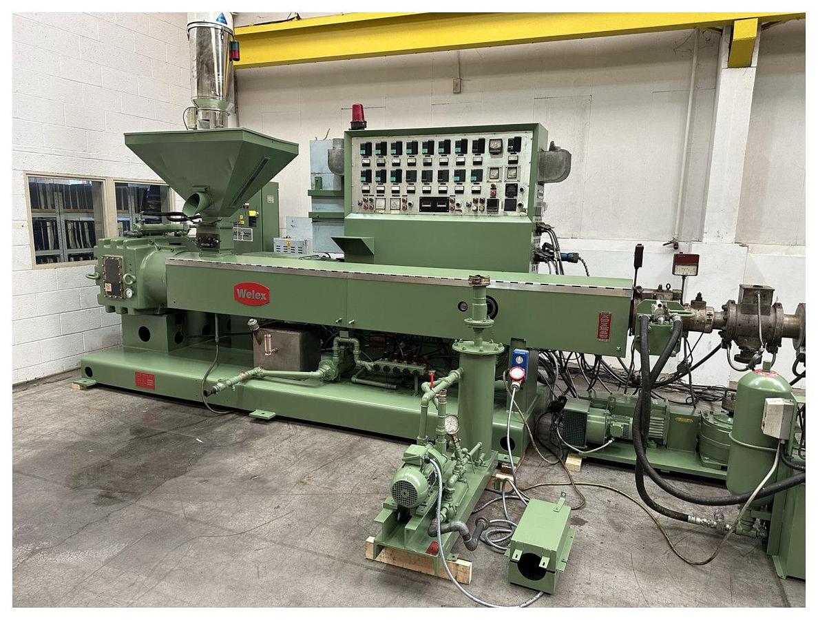 Used 120mm Welex single screw extruder 30/1D Electrically heated and watrer cooled. 225kw dc motor. 190rpm screw speed. Hydraulic screen changer, gear pump.