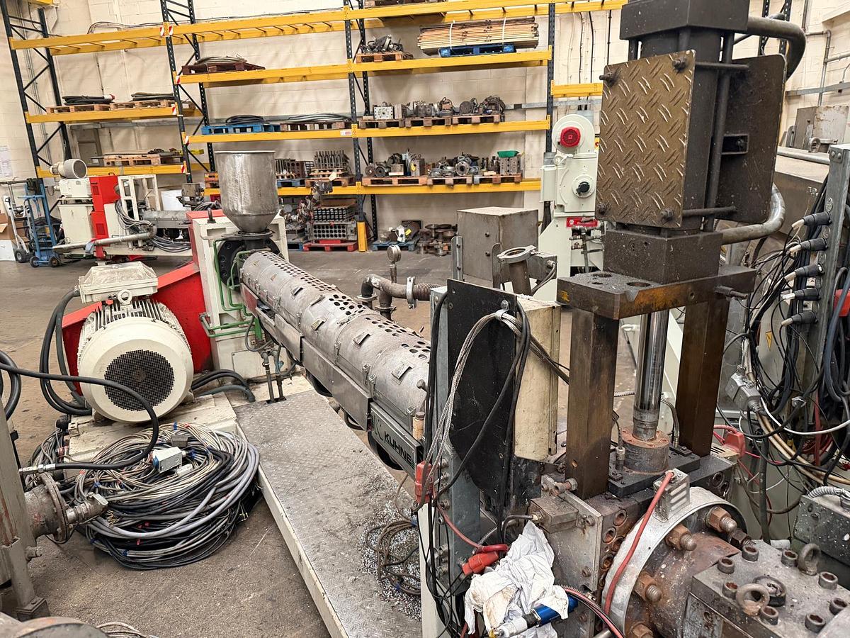 Used 90mm Kuhne extruder model K90EE-33D double vented with vacuum pump, screen changer and gear pump. 132kw ac motor with invertor. 2002