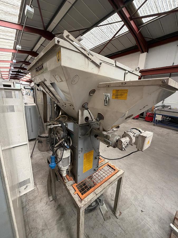 Used Piovan model MDW 250/41 Gravimetric blender. Side feeder. Year 2000