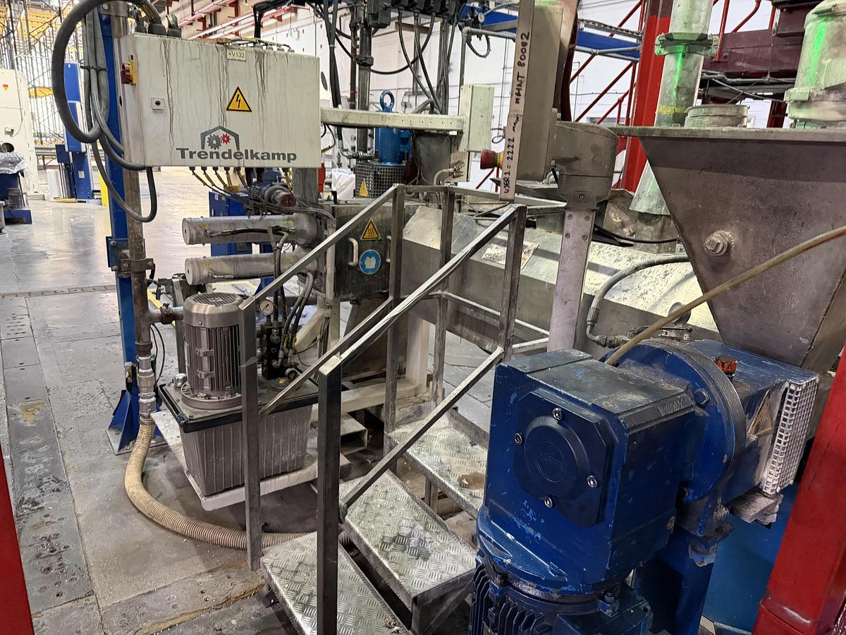 Used 50mm Coperion ZSK 50MC twin screw compounding line 44D. 215kw motor. 1200rpm screw speed. Brabender feeders, Gala PAC model 6 pelletiser Year 2000