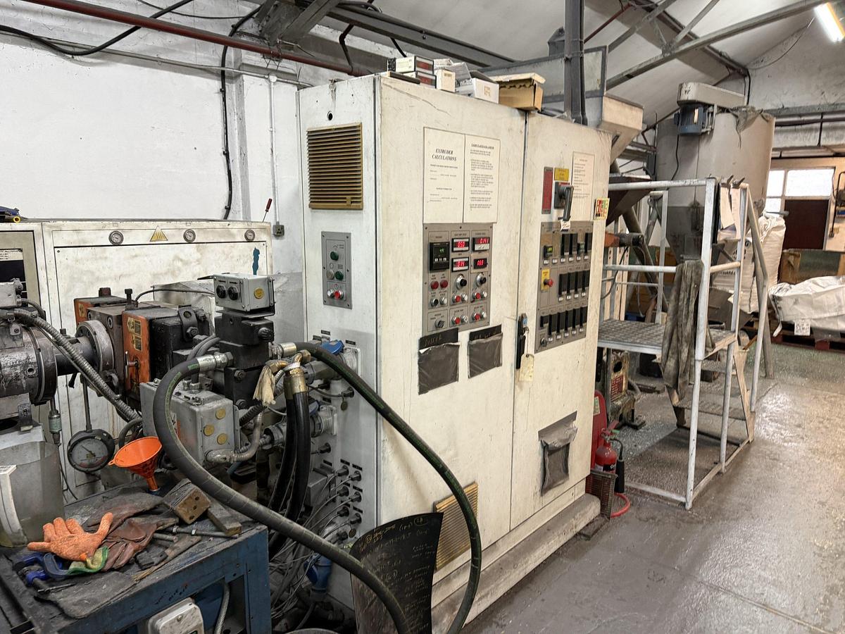 Used 1050mm  Welex Bandera sheet extrusion line. 90mm Welex extruder, vented 30D with gear pump. Flex die. 1050mm Bandera calender, haul off winder. 2000