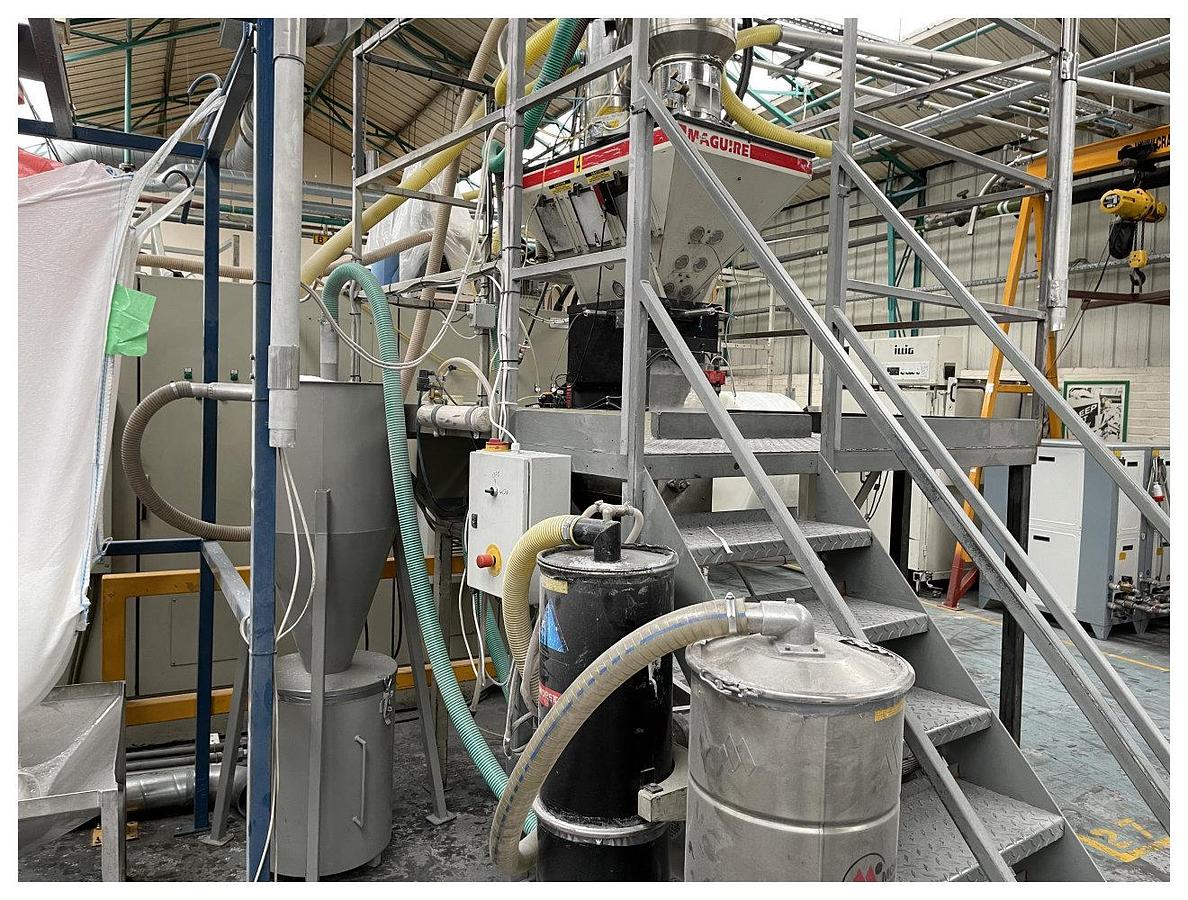 Used 4 component Maguire model WSB 940 gravimetric blender with hopper loaders, and dust collection.