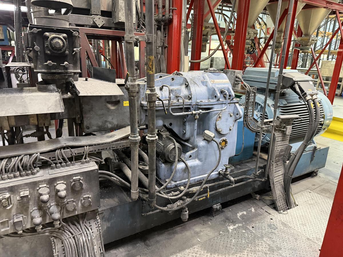 Used 90mm Coperion model SZL 90 33D twin screw compounding line. 580kw motor. 600rpm screw speed. Brabender feeders, Gala SMUP model 6 underwater pelletiser 1990