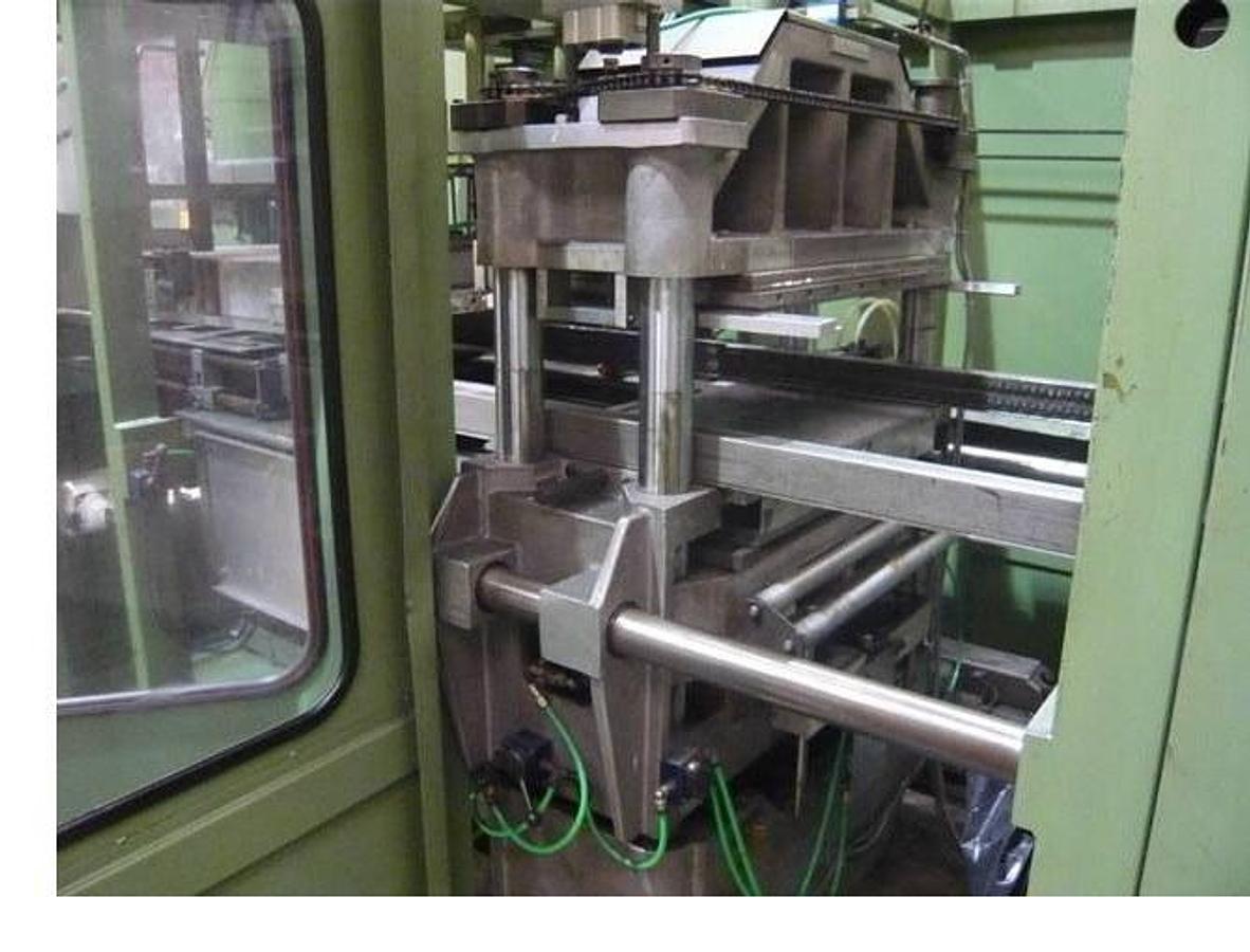 Used 350mm X 500mm Wide Illig RV53, vacuum forming machine With Steel Rule Punch Station, and stacker. 1989. Movable bottom platen.