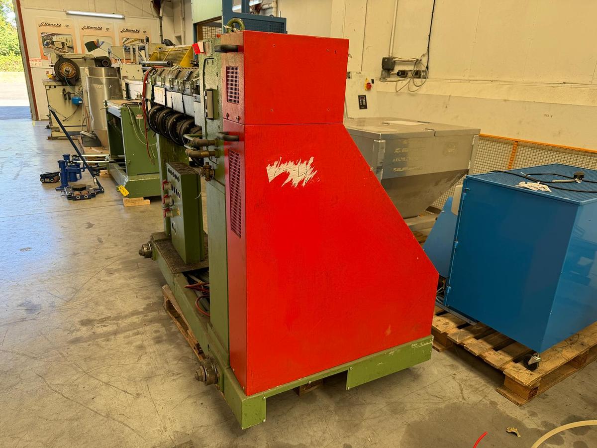 Used 45mm Kuhne single screw extruder model K45E-33D with 5.91:1 gearbox. Electrically heated, fan cooled barrel1999