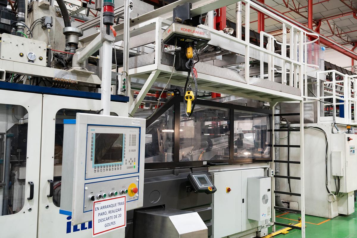 Used Complete PP PS PET Illig RDM 75K and 80K factory comprising 4 in line thermoformers with Amut extrusion systems, Illig thermoformers and stacking. Complete suite of tooling. 2007-2010