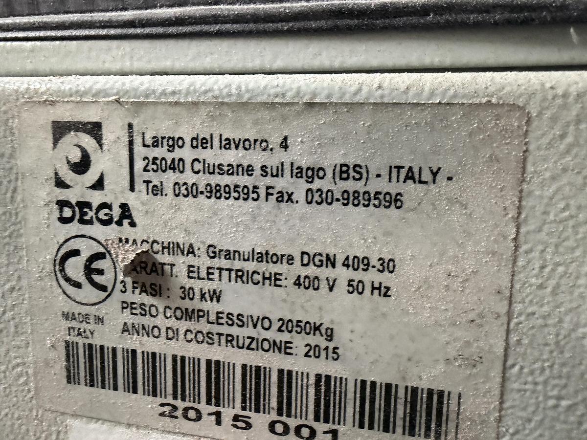 Used 900mm wide Dega granulator model DGN 409-30 30kw motor with 3 blade rotor. Sound proofed. Fan and cyclone 2015