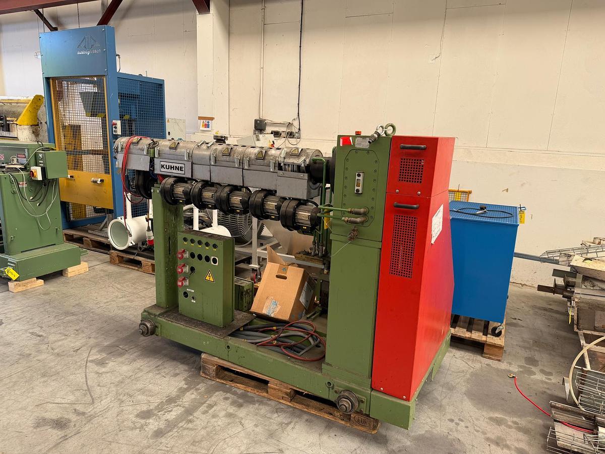 Used 45mm Kuhne single screw extruder model K45E-33D with 5.91:1 gearbox. Electrically heated, fan cooled barrel1999
