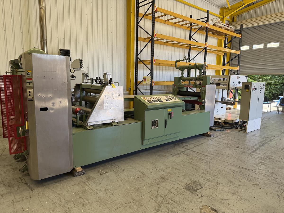 Used 900mm wide Amut Welex sheet extrusion line with 90mm Amut extruder 30D, 147kw dc motor. Gear pump, 860mm die, 900mm wide Welex 3 roll stack 300mm rolls, haul off, 800mm Mondon winder.