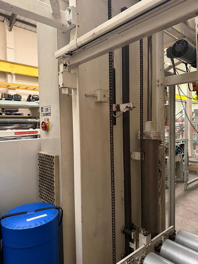 Used 1000mm wide Maier pneumatic accumulator with 4 bottom and 5 top cylinders for PP PS sheet. Approx 2m of travel and up to 16m of accumulated sheet.