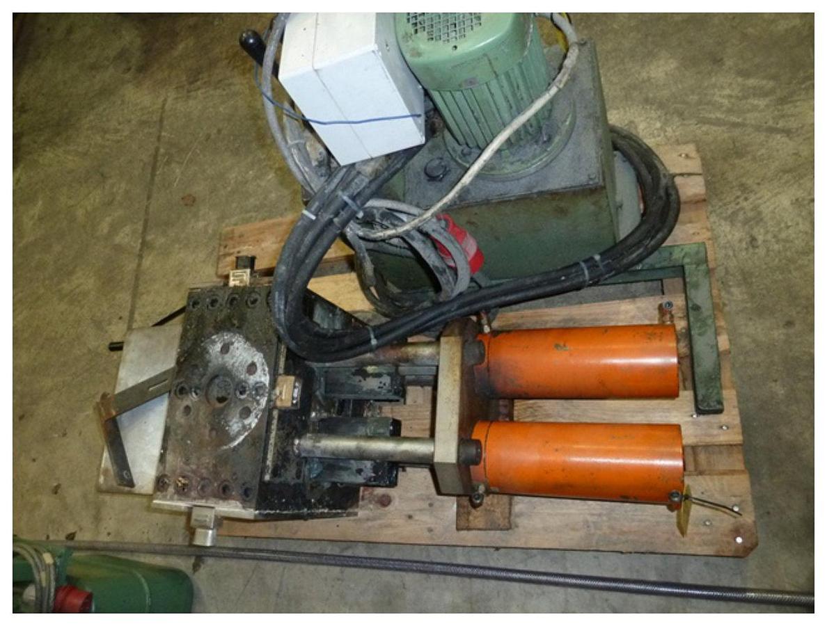 Used Approx 75mm twin pot screen changer, with hydraulic power pack.