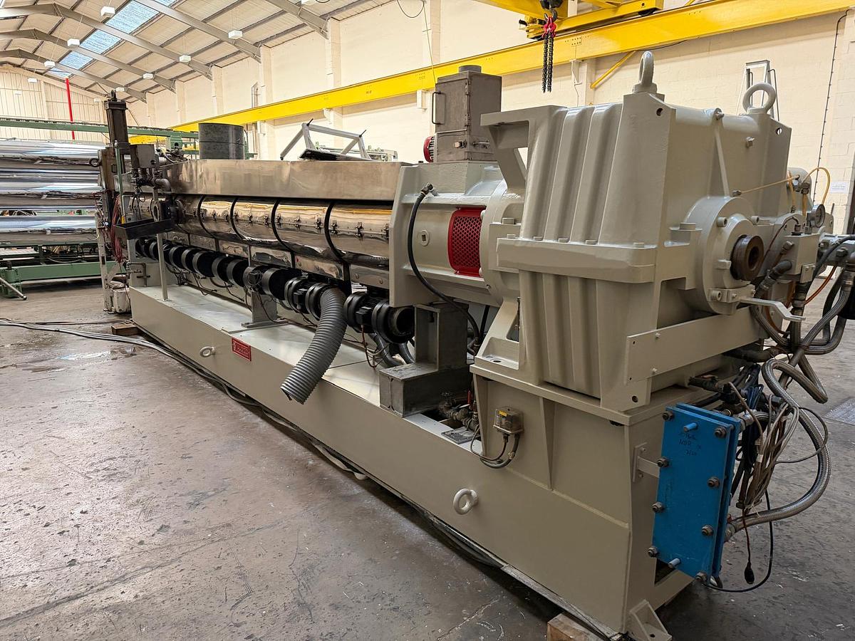 Used 2400mm Reifenhauser coextrusion sheet extrusion. 175mm Erwepa extruder, 90mm coextruder gear pump, Feedblock 2400mm die, 2400mm x 500mm rolls haul off in line knives.