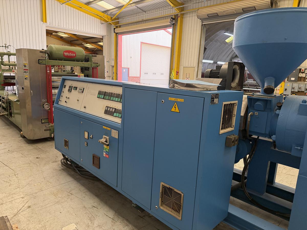 Used 900mm wide Amut Welex sheet extrusion line with 90mm Amut extruder 30D, 147kw dc motor. Gear pump, 860mm die, 900mm wide Welex 3 roll stack 300mm rolls, haul off, 800mm Mondon winder.