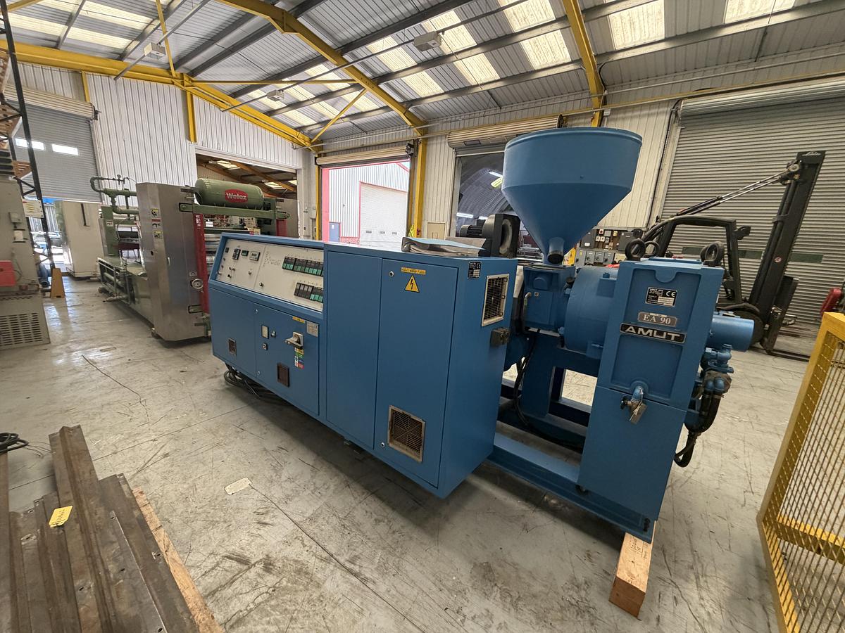 Used 900mm wide Amut Welex sheet extrusion line with 90mm Amut extruder 30D, 147kw dc motor. Gear pump, 860mm die, 900mm wide Welex 3 roll stack 300mm rolls, haul off, 800mm Mondon winder.