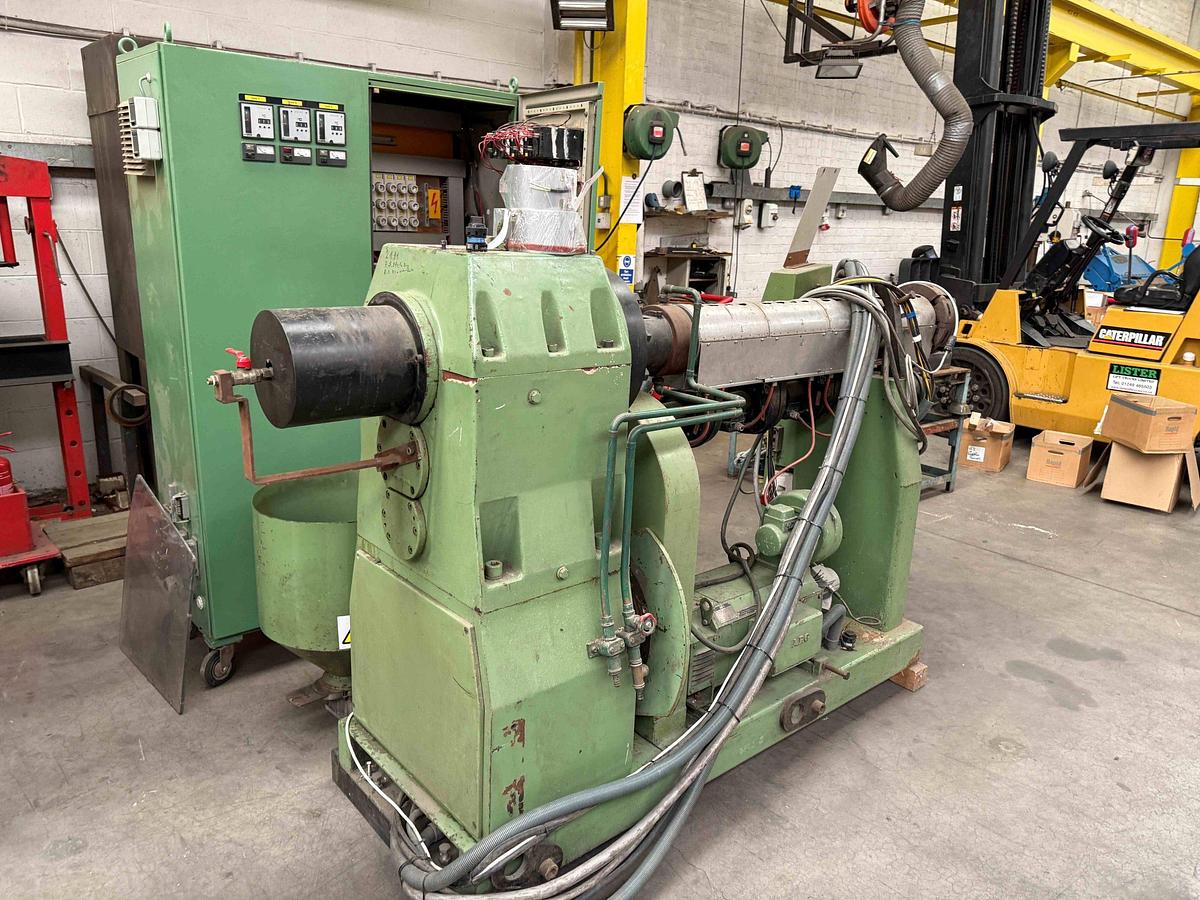Used 60mm Kuhne single screw extruder with 37kw dc motor and drive with temperature control panel. 1985