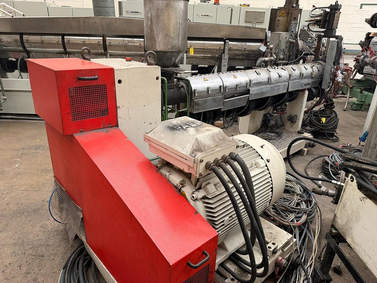 Used 2400mm Reifenhauser coextrusion sheet extrusion. 175mm Erwepa extruder, 90mm coextruder gear pump, Feedblock 2400mm die, 2400mm x 500mm rolls haul off in line knives.