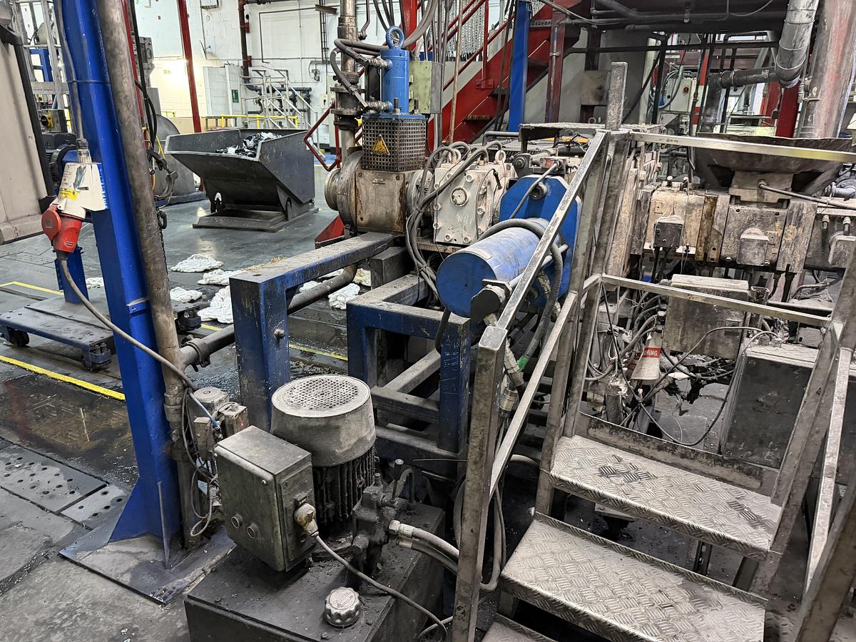 Used 90mm Coperion model SZL 90 33D twin screw compounding line. 580kw motor. 600rpm screw speed. Brabender feeders, Gala SMUP model 6 underwater pelletiser 1990