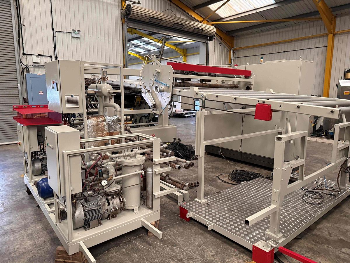 Used 1850mm wide Davis Standard Sheet Downstream with 450mm diameter rolls inclined, independent drives. Pump group hydraulic nip, haul off guillotine. 1997