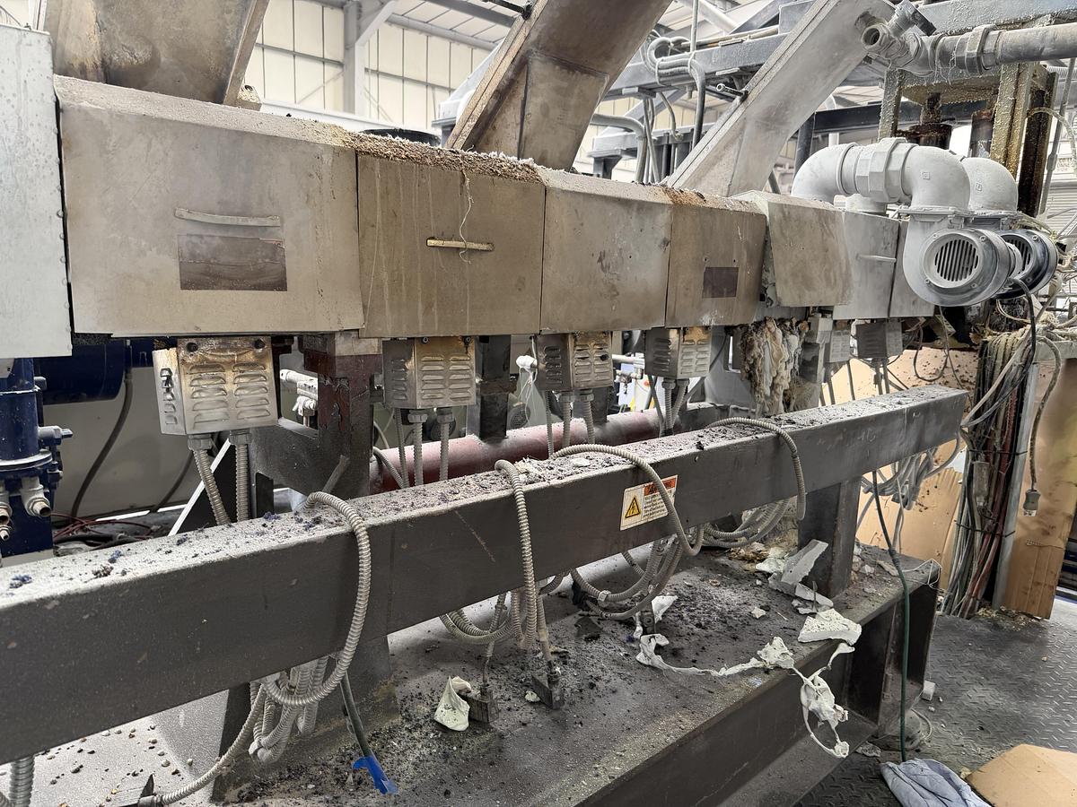 Used 1100mm wide Kentya coextrusion PET sheetlinewith 73mm twinscrew primary extruder, triple vented. 90kw AC motor, screen changer, gear pump 1100mm die, 3 roll stack, haul off, silicone bath, 2 state winder 2010