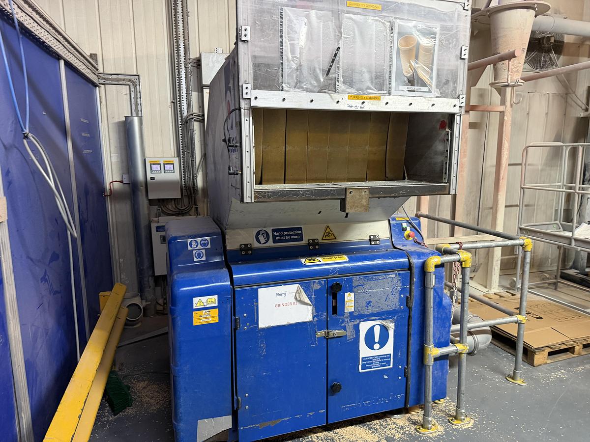 Used 900mm wide Dega granulator model DGN 409-30 30kw motor with 3 blade rotor. Sound proofed. Fan and cyclone 2015