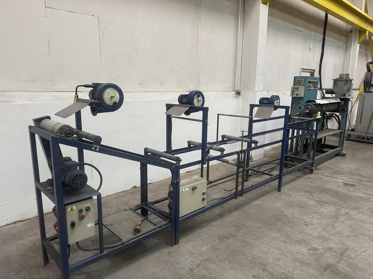 Used 50mm (circa) single screw extruder with spag die head.