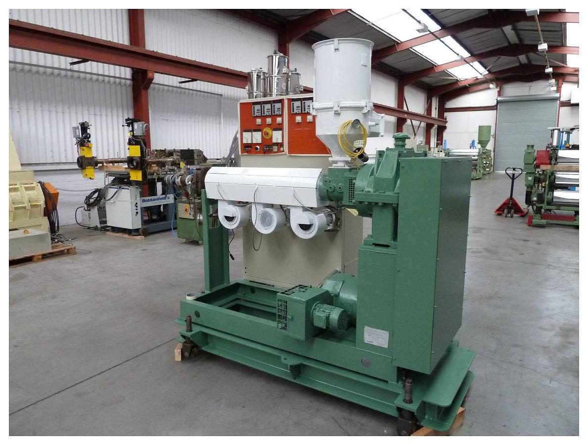 Used 50mm Kaufmann/STMP single screw extruder. 20hp dc motor. Fan cooled. Circa 25:1