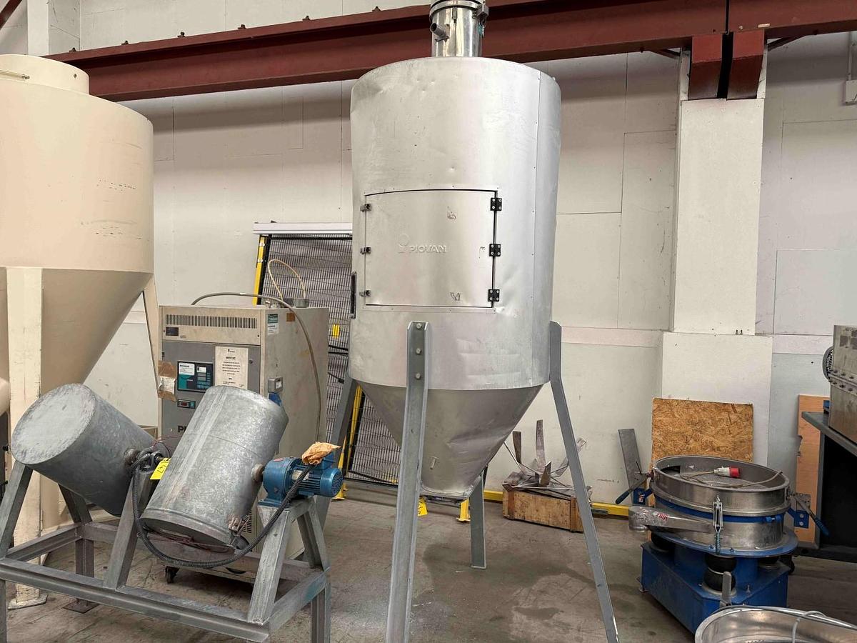 Used 600 litre Piovan dumidifying dryer model DSN520ME with T600IX insulated Vessel. Year 2000